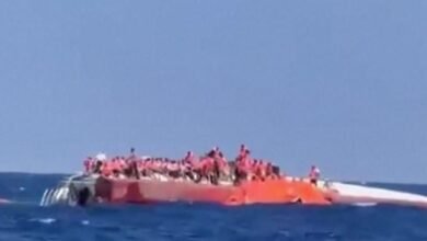 صورة من موقع الحادث تظهر القارب مقلوباً على جانبه