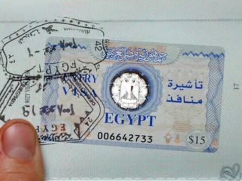 مصر تبدأ تطبيق التأشيرة الإلكترونية عبر رمز QR في مطار القاهرة وترفع الرسوم إلى 36 دولارًا