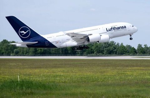 Lufthansa Airbus A380 Lands Short at Munich Airport, Damaging Runway Lights
