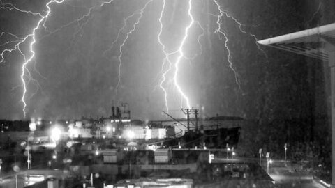 Cape Cod Bay Thunderstorm Alert: 30-Knot Winds and Lightning Threaten Massachusetts Waters