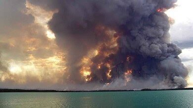 اندلاع حرائق في بني حيان جراء القصف المدفعي الإسرائيلي على جنوب لبنان