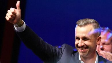 مكاسب تاريخية لليمين القومي في ألمانيا... كيف ستنعكس على أوروبا؟ 5 Ulrich Siegmund, leader of the AfD in the state, raises a thumbs up at the election party.