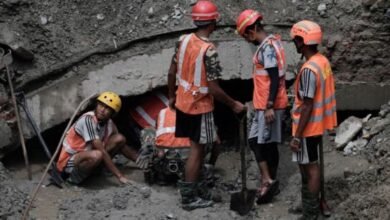 ネパール土石流 水力発電所のトンネル内から生存の男性2人救助 ネパールと中国チベット自治区の国境付近で8月26日に発生した大規模な土石流と洪水で: ネパール土石流、水力発電所のトンネル内から生存の男性2人救助 ネパールと中国チベット自治区の国境付近で