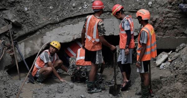 ネパール土石流、水力発電所のトンネル内から生存の男性2人救助 ネパールと中国チベット自治区の国境付近で8月26日に発生した大規模な土石流と洪水で、ネパールメディアは4日、水力発電所のトンネル内から生存者の男性2人が救助されたと報じました。 1 ネパール土石流、水力発電所のトンネル内から生存の男性2人救助 ネパールと中国チベット自治区の国境付近で8月26日に発生した大規模な土石流と洪水で、ネパールメディアは4日、水力発電所のトンネル内から生存者の男性2人が救助されたと報じました。