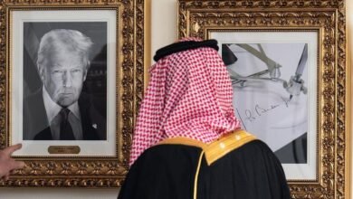 الاتفاق النووي السعودي الأمريكي: تخصيب مشروط ولا إلزام بالاتفاقيات الإبراهيمية 5 ولي العهد السعودي ورئيس مجلس الوزراء الأمير محمد بن سلمان ينظر إلى صورة مؤطرة للرئيس الأمريكي دونالد ترامب