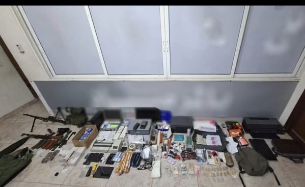 بالفيديو: الجيش يداهم منازل مطلوبين في بعلبك ويضبط مخدرات وأسلحة ومعملًا لتزوير العملات 1 بالفيديو: الجيش يداهم منازل مطلوبين في بعلبك ويضبط مخدرات وأسلحة ومعملًا لتزوير العملات
