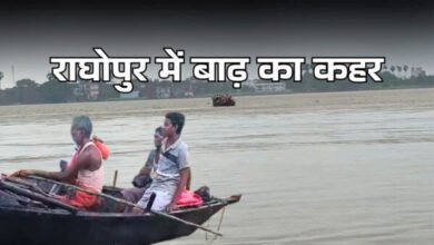 व श ल: वैशाली में सड़कों पर चल रही नावें, ढाई लाख आबादी पर बाढ़ का संकट - ETV Bharat