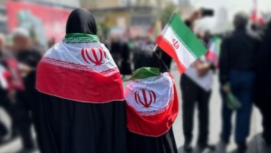 نساء وفتيات إيرانيات في مسيرة بطهران، 1 فبراير/شباط 2025 - صورة أرشيفية