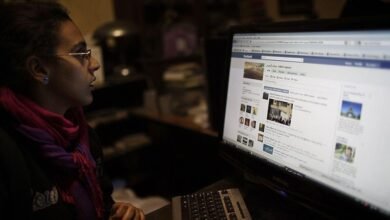 فتاة مصرية تتصفح موقع فيسبوك
