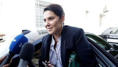 فاطمة الزهراء المنصوري: ماذا نعرف عن أول امرأة تترأس الحكومة بالمغرب؟ 4 تصل فاطمة الزهراء المنصوري، التي عُيّنت حديثاً لرئاسة الحكومة المغربية، لحضور اجتماع في الرباط يوم 29 سبتمبر/أيلول 2026. وكان الديوان الملكي المغربي قد أعلن في 29 سبتمبر/أيلول عن تعيين فاطمة الزهراء المنصوري، عمدة مدينة مراكش، كأول امرأة تتولى منصب رئيس وزراء في البلاد، وذلك عقب فوز حزبها في الانتخابات البرلمانية التي جرت الأسبوع الماضي.