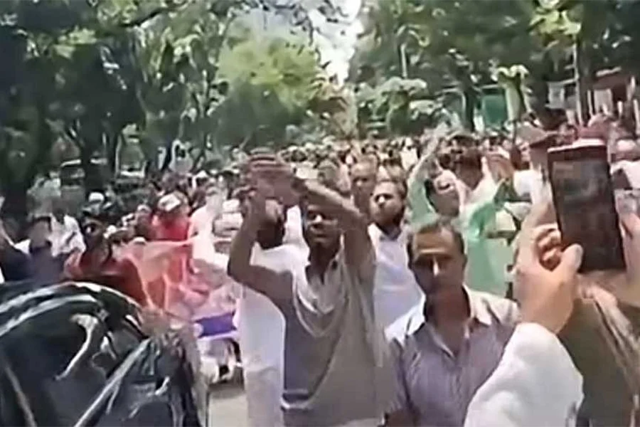 32 Awami League