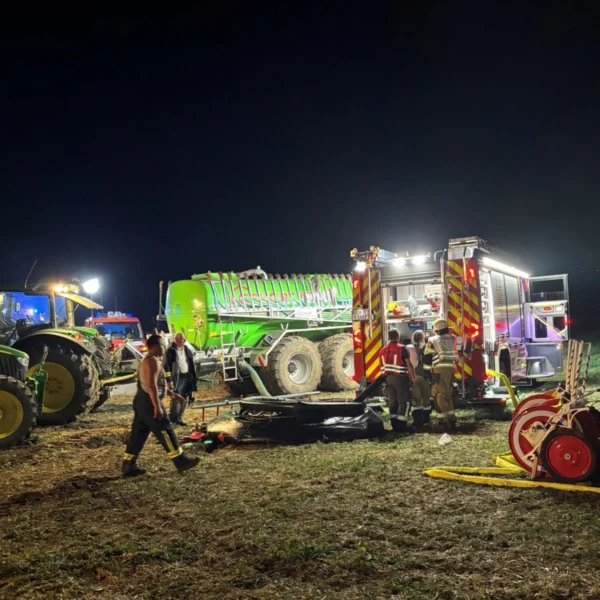 400 Tiere tot nach Brand auf Bauernhof: Freunde und Landwirte helfen gemeinsam 1 400 Tiere tot nach Brand auf Bauernhof: Freunde und Landwirte helfen gemeinsam