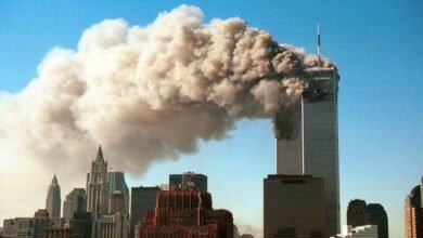 جواسيس واستراتيجيات وفرص ضائعة: ما الدروس المستفادة حتى اليوم من هجمات 11 سبتمبر؟ 4 صورة في أعقاب هجمات 11 سبتمبر/أيلول وتظهر الأدخنة الكثيفة من مركز التجارة العالمي في نيويورك