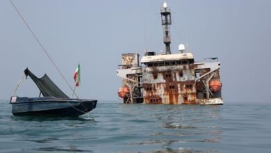 سفينة حربية تابعة للقوة البحرية في الحرس الثوري الإيراني أصيبت بصاروخ أمريكي قبالة سواحل بندر عباس، إيران، في 9 سبتمبر/أيلول 2026.
