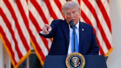 الرئيس الأمريكي دونالد ترامب يتحدث أثناء استضافته مأدبة عشاء في "حديقة الورود" بالبيت الأبيض في 2 سبتمبر/أيلول 2026 في واشنطن العاصمة. وكان الرئيس ترامب قد دعا أعضاء الحزب الجمهوري الذين يخوضون سباقات انتخابية محتدمة إلى مأدبة عشاء في "حديقة الورود" قبيل انتخابات شهر نوفمبر.