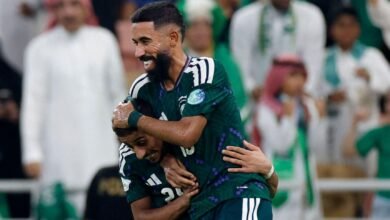 اللاعبان السعوديان همام الحمامي ونواف بوشل يحتفلان بعد أن سجل الكويتي يوسف الحقان هدفاً في مرماه (وهو الهدف الأول للسعودية)