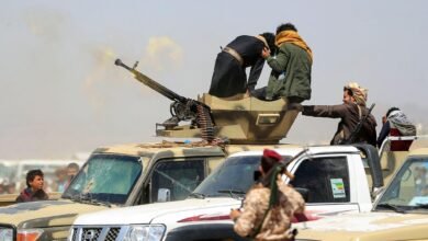 أطلق يمنيون النار من مدفع رشاش ثقيل خلال مسيرة تضامنية مع لبنان وإيران على مشارف العاصمة صنعاء الخاضعة لسيطرة الحوثيين في 2 يوليو/تموز 2026.