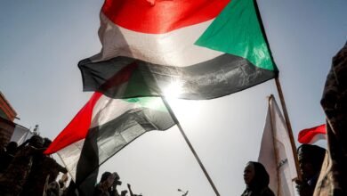 أعلام سودانية في صورة أرشيفية، فيما تتواصل الحرب بين الجيش وقوات الدعم السريع منذ أبريل/نيسان 2023، وسط اتساع القتال وتفاقم الأزمة الإنسانية.