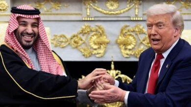 رئيس الولايات المتحدة دونالد ترامب وولي العهد السعودي ورئيس الوزراء محمد بن سلمان يمسكان بأيدي بعضهما البعض خلال اجتماع في المكتب البيضاوي بالبيت الأبيض، 18 نوفمبر/ تشرين الثاني 2025.