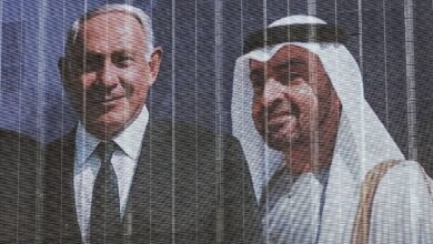 لوحة إعلانية عُرضت في تل أبيب بتاريخ 26 يونيو/حزيران 2025 من قِبَل المبادرة السياسية والأمنية الإسرائيلية "ائتلاف الأمن الإقليمي"، وتُظهر رئيس الوزراء الإسرائيلي بنيامين نتنياهو، ورئيس دولة الإمارات الشيخ محمد بن زايد آل نهيان، إلى جانب عدد من قادة الدول العربية