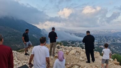 تصاعد دخان كثيف فوق مبانٍ سكنية عقب غارة جوية إسرائيلية على بلدة عربصاليم في محافظة النبطية، جنوب لبنان، في 6 سبتمبر/أيلول 2026.