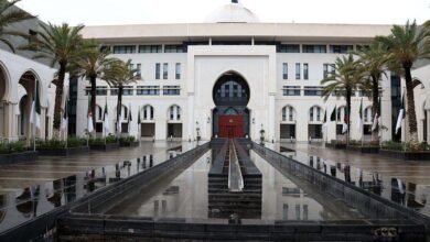 مقر وزارة الخارجية الجزائرية لونه أبيض، كبير الحجم له طابع شرقي حيث تظهر بوابات على شكل أقواس وفوق المبنى قبة بيضاء وعليها العلم الجزائري، وأمامه ساحة بلاطها بلون أسود وأشجار نخيل وأعلام الجزائر أمامها.
