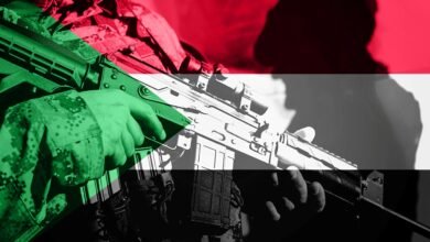 من صواريخ اليمن إلى حرب السودان: كيف يستخدم الذكاء الاصطناعي في صراعات المنطقة؟ 10 صورة توضيحية لجندي يحمل رشاشاً، مع علم السودان.