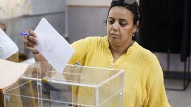 ناخبة تدلي بصوتها في الانتخابات التشريعية المغربية.