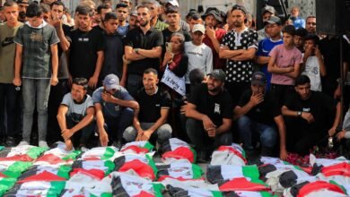 جنازة جماعية لأفراد عائلات رحيم، وملكة، وقنبور، وبلعاوي، الذين قُتلوا في غارة إسرائيلية عام 2023، وانتُشلت رفاتهم من تحت الأنقاض، وفقًا للدفاع المدني في غزة، في مدينة غزة، 6 سبتمبر/أيلول 2026.