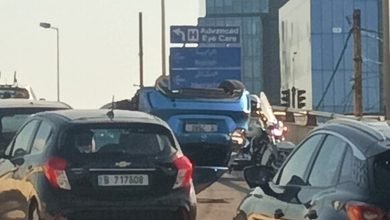 انقلاب مركبة: انقلاب مركبة على جسر النقاش يتسبب بازدحام مروري وتسرّب للزيوت