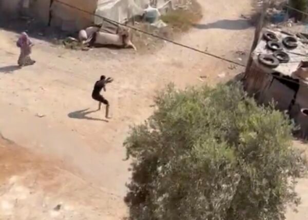 بالفيديو: شاب يشهر سلاحاً خلال إشكال في الرادار – المصيلح