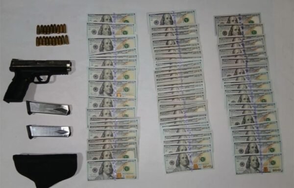 الجيش يوقف سوريين بحوزتهما سلاح ومخدرات ضمن حملة أمنية أوقعت 10 أشخاص (صور) 1 الجيش يوقف سوريين بحوزتهما سلاح ومخدرات ضمن حملة أمنية أوقعت 10 أشخاص (صور)