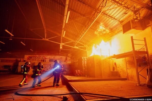 Incendie d’entrepôt à Alfortville : deux véhicules en feu, les pompiers mobilisés