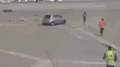 Vidéo choc un: Vidéo choc: un homme tente d’échapper aux agents de sécurité sur le tarmac de Paris-Charles-de-Gaulle