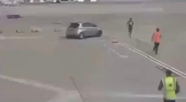 Vidéo choc un: Vidéo choc: un homme tente d’échapper aux agents de sécurité sur le tarmac de Paris-Charles-de-Gaulle
