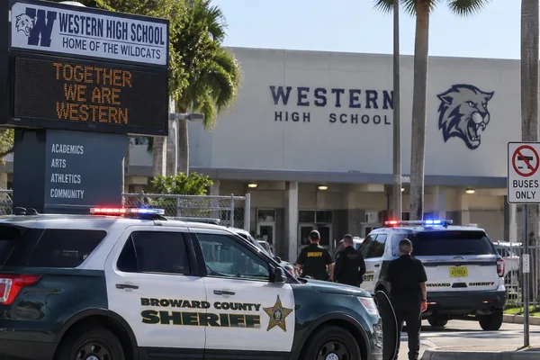 Bomb threat prompts evacuation at Western High School, lockdown at nearby Broward school 1 Bomb threat prompts evacuation at Western High School, lockdown at nearby Broward school
