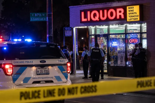 3 wounded in shooting outside South Chicago liquor store