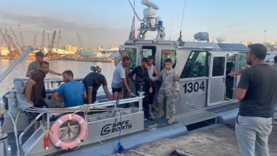 بالصور: الجيش ينقذ 21 شخصًا من مركب غير شرعي تعطّل قبالة طرابلس 4 بالصور الجيش ينقذ: بالصور: الجيش ينقذ 21 شخصًا من مركب غير شرعي تعطّل قبالة طرابلس