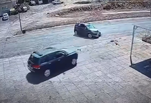 بالفيديو: أمام محطة الوردية في العقيبة.. نجاة السائق بأعجوبة 2 بالفيديو أمام محطة: بالفيديو: أمام محطة الوردية في العقيبة… نجاة السائق بأعجوبة