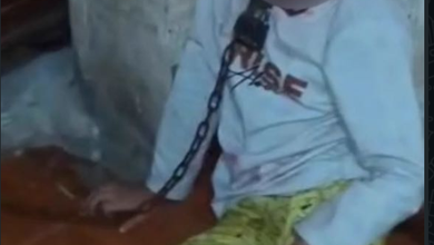 بالفيديو: أب سوري يقـــيّــد ابنه بجنــزير داخل منزل في التبانة 5 بالفيديو: أب سوري يقـــيّــد ابنه بجنــزير داخل منزل في التبانة