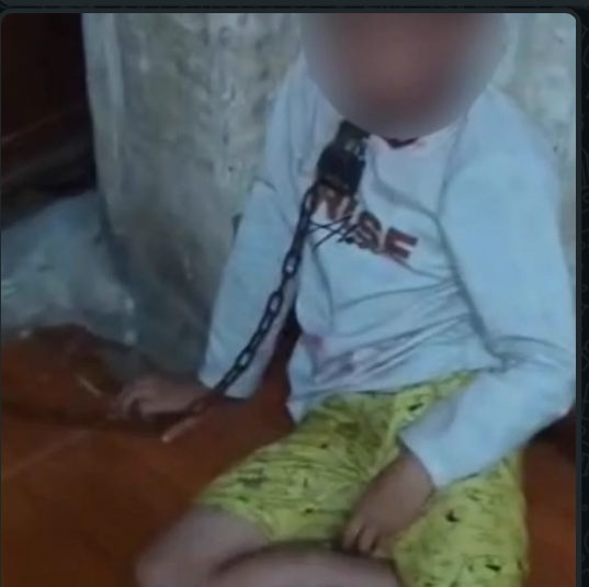 بالفيديو: أب سوري يقـــيّــد ابنه بجنــزير داخل منزل في التبانة 1 بالفيديو: أب سوري يقـــيّــد ابنه بجنــزير داخل منزل في التبانة