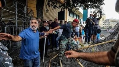 تلاس ن بين: تلاسُن بين المتظاهرين بعد احتدام الخلاف بين قطبين نقابيين