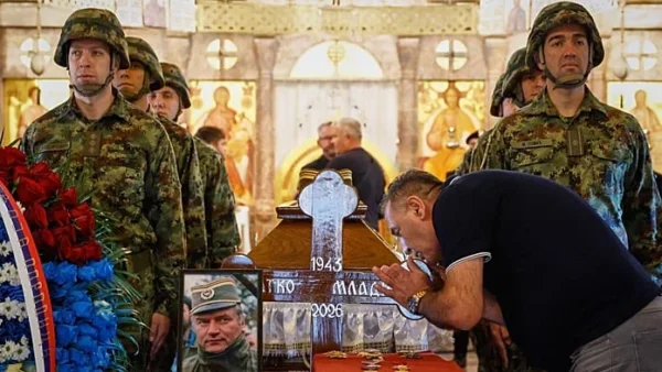 A Belgrado in migliaia al funerale del criminale di guerra Ratko Mladić