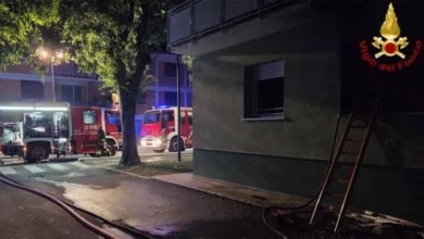 A Lucca due persone sono morte in un incendio in una palazzina: ci sono anche 13 feriti 4 A Lucca due persone sono morte in un incendio in una palazzina: ci sono anche 13 feriti