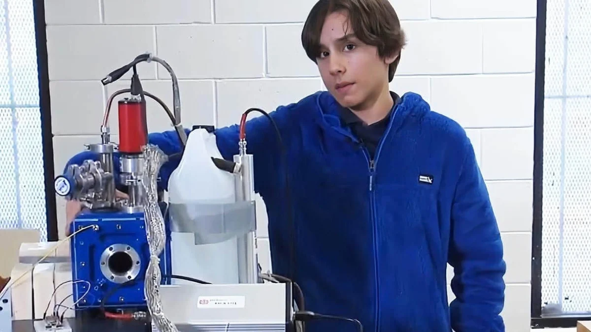 À seulement 12 ans, cet adolescent construit un réacteur à fusion nucléaire chez lui, un exploit qui lui permet de battre un record