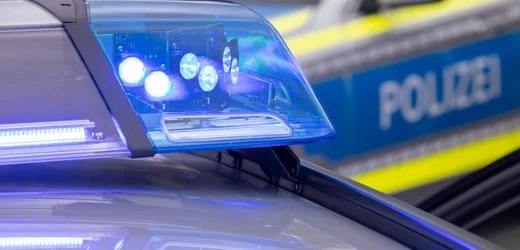 A96 bei Buchloe im Ostallgäu: Reisebus umgekippt – zwei Tote und mehrere Verletzte