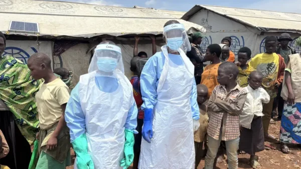 Aan de frontlinie van de ebola-uitbraak: 'Ik ben niet bang om dit werk te doen' 1 Aan de frontlinie van de ebola-uitbraak: 'Ik ben niet bang om dit werk te doen'