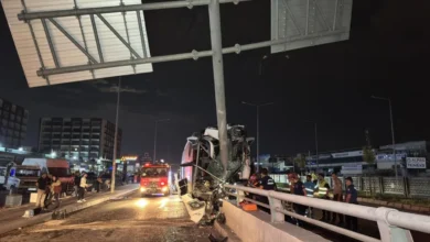 Adana'da yolcu otobüsü tabela direğine çarptı: 11 yaralı