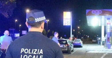 Aggredisce donna e investe due persone a Reggio Emilia, arrestato