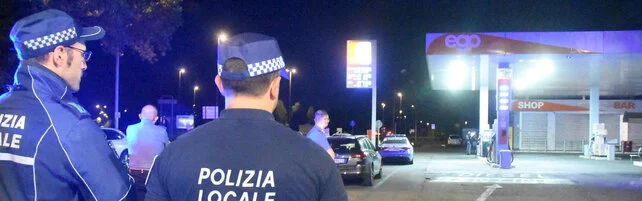 Aggredisce donna e investe due persone a Reggio Emilia, arrestato